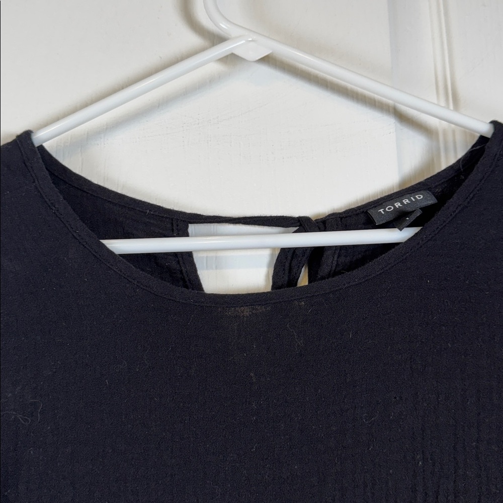 Torrid Short Sleeve Tiered Black Blouse Ruffle Neck Back Tie Size 1 EUC #5002 - Picture 4 of 5